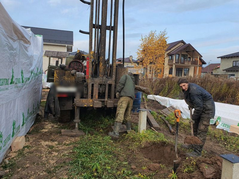Буровая на участке рядом со стройкой